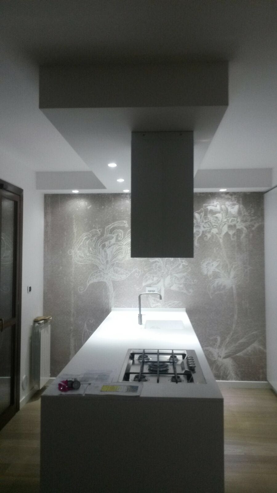 Cucina: veletta in cartongesso con montaggio faretti Cartongesso cucina faretti